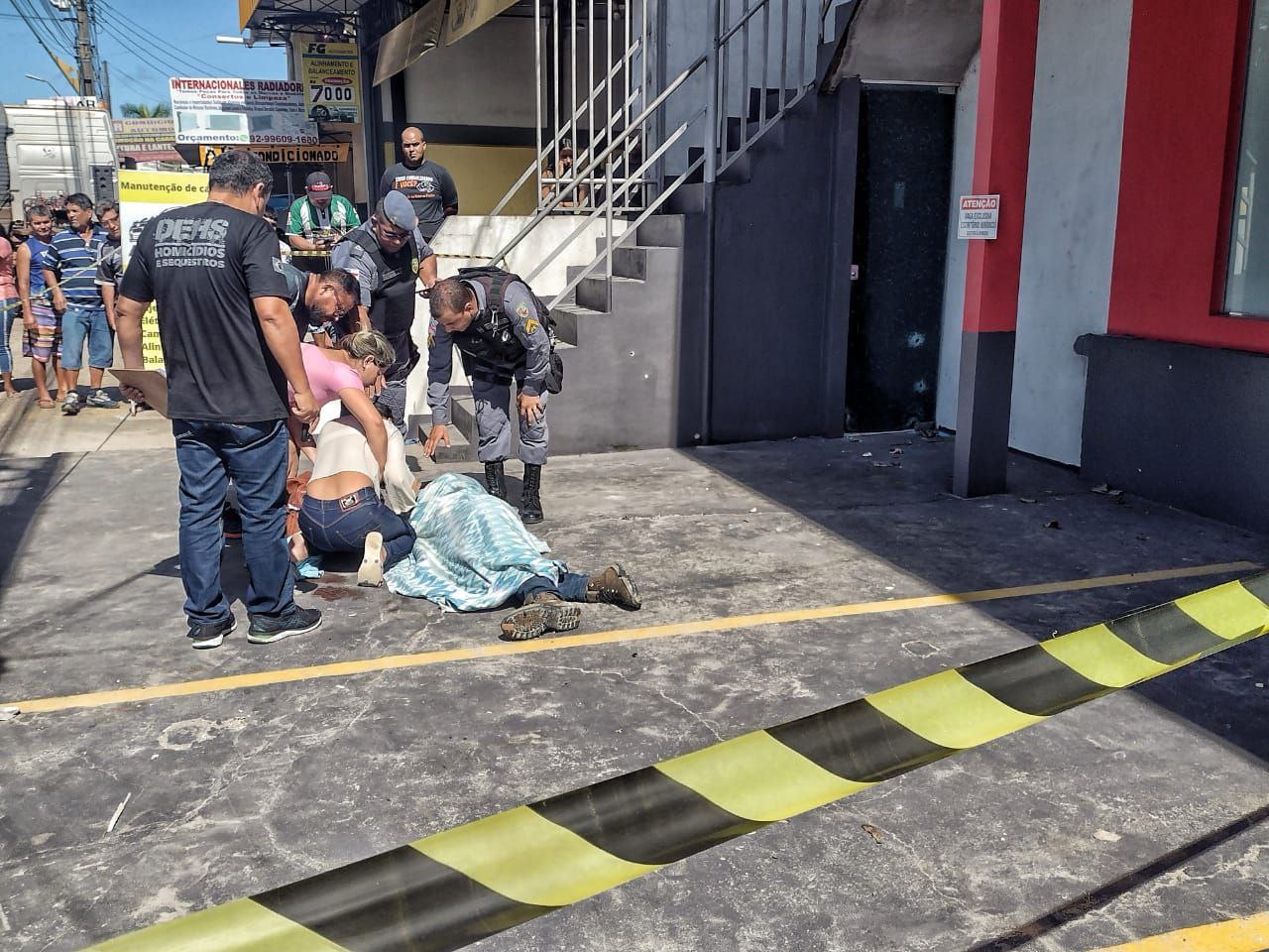 A irm&atilde; de v&iacute;tima chegou desesperada no local do crime. - Foto: Jander Robson / Portal do Holanda