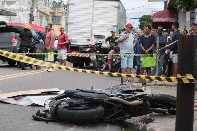 Motociclista vê esposa ser esmagada por caminhão em acidente no São Francisco