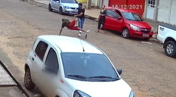 Casal que espancou e acusou jovem negro de roubar o próprio carro pode responder por tentativa de homicídio