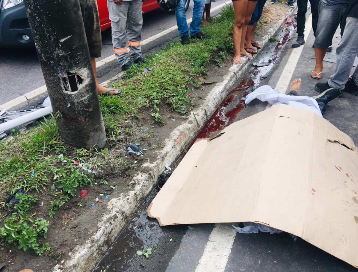 V&iacute;tima estava sem capacete e bateu com a cabe&ccedil;a no poste, que ficou com um buraco devido o impacto - Foto: Caio Guarlotte/Portal do Holanda