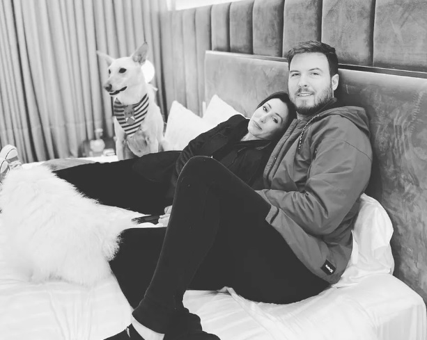 O coach de finan&ccedil;as fez um desabafo no Instagram afirmando: &ldquo;Eu n&atilde;o sou &ndash; e nunca fui &ndash; de compartilhar minha intimidade publicamente. Existe um &ocirc;nus gigantesco em ser &lsquo;p&uacute;blico&rsquo;. &Agrave;s vezes, as narrativas saem de controle e h&aacute; pouco que voc&ecirc; pode fazer. N&atilde;o tinha chegado a hora de fazer o an&uacute;ncio que fizemos hoje pela manh&atilde;, mas, por bem, preferimos fazer &ndash; e que bom! Estou muito feliz (de verdade!). N&atilde;o esperem encontrar fofocas e pol&ecirc;micas por aqui. Eu falo sobre neg&oacute;cios e finan&ccedil;as&rdquo;.