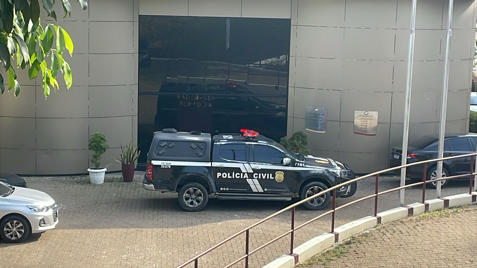 Pol&iacute;cia cumpriu mandados - Foto: Neto Silva/Portal do Holanda