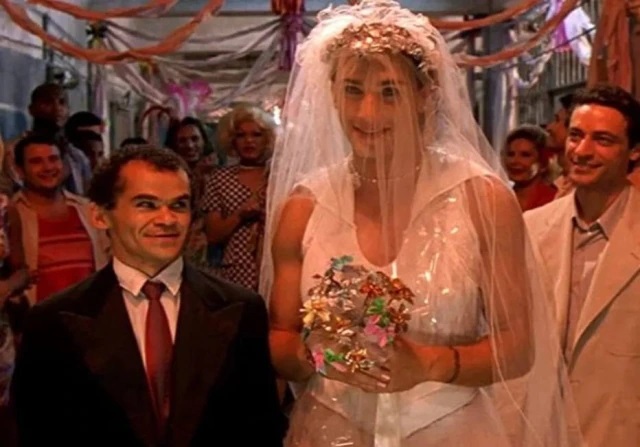 No filme 'Carandiru', Rodrigo Santoro foi a travesti Lady Di e se casou com o enfermeiro Sem Chance (Gero Camilo). Foto: HB Filmes e Globo Filmes