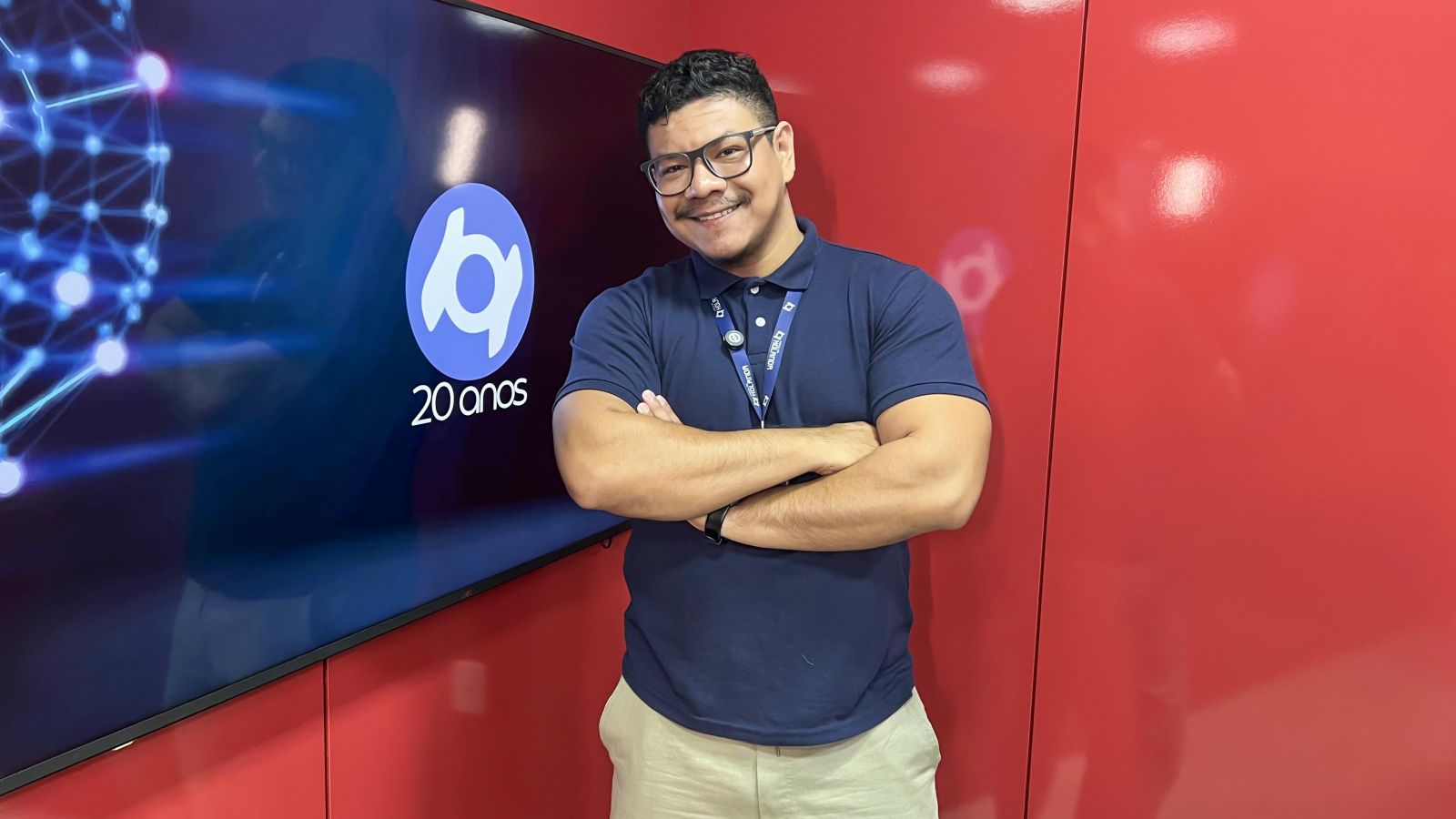 Paulo Rabelo, apresentador do programa Banzeiro dos Famosos, nos est&uacute;dios do Portal do Holanda. Produ&ccedil;&atilde;o: Andr&eacute; Prot&aacute;zio e Paulo Rabelo.