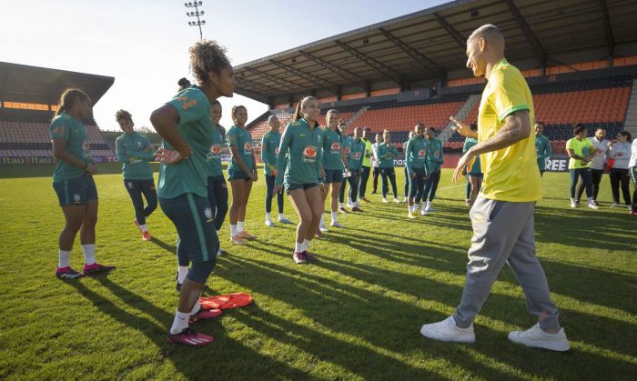Richarlison prestigiou o treino da sele&ccedil;&atilde;o feminina - Foto: Tha&iacute;s Magalh&atilde;es/CBF