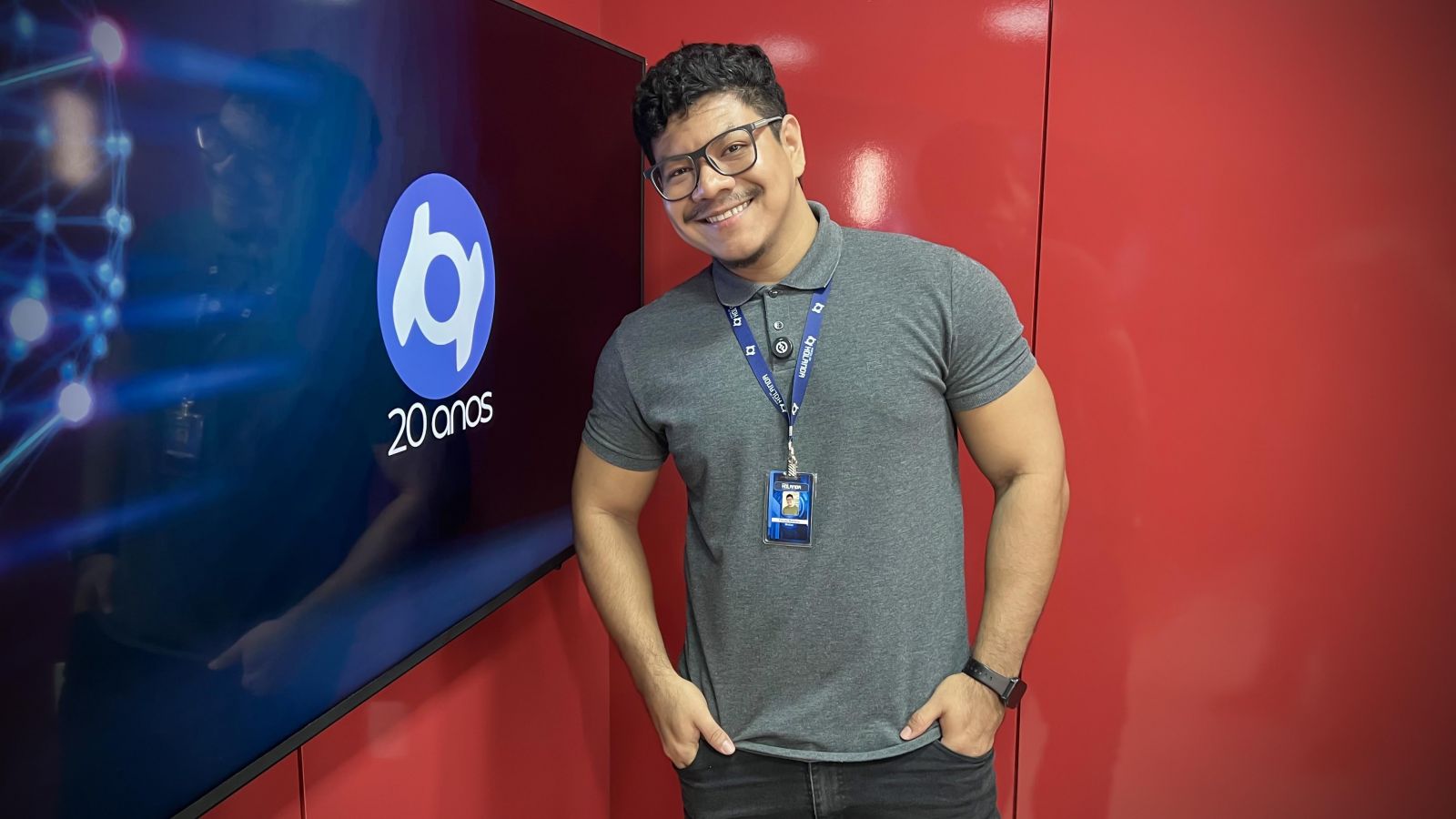 O apresentador do Banzeiro dos Famosos, Paulo Rabelo, nos est&uacute;dios do Portal do Holanda. Produ&ccedil;&atilde;o de Andr&eacute; Prot&aacute;zio e Paulo Rabelo.