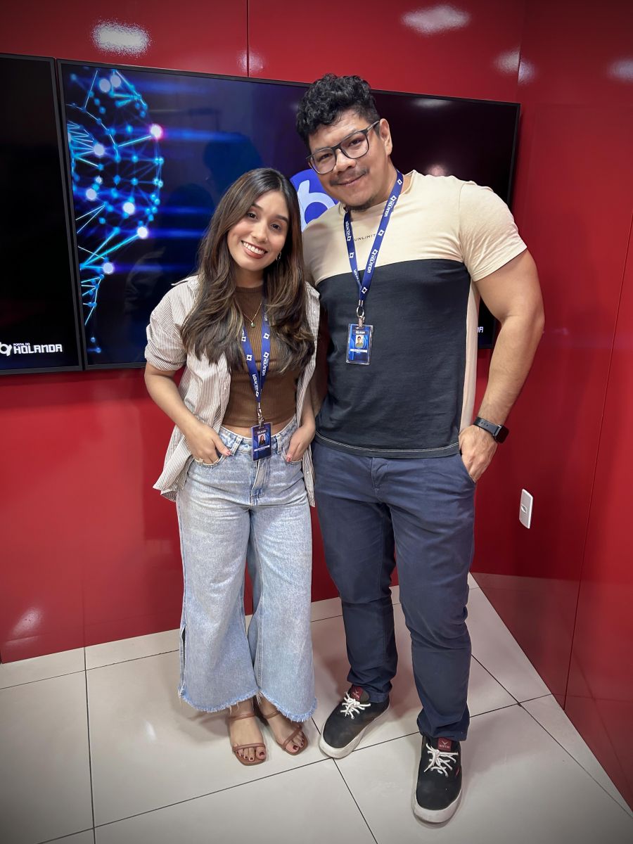 Thalita Eduarda e Paulo Rabelo apresentam o Banzeiro dos Famosos diretamente dos est&uacute;dios do Portal do Holanda. A produ&ccedil;&atilde;o &eacute; de Andr&eacute; Prot&aacute;zio e Paulo Rabelo.