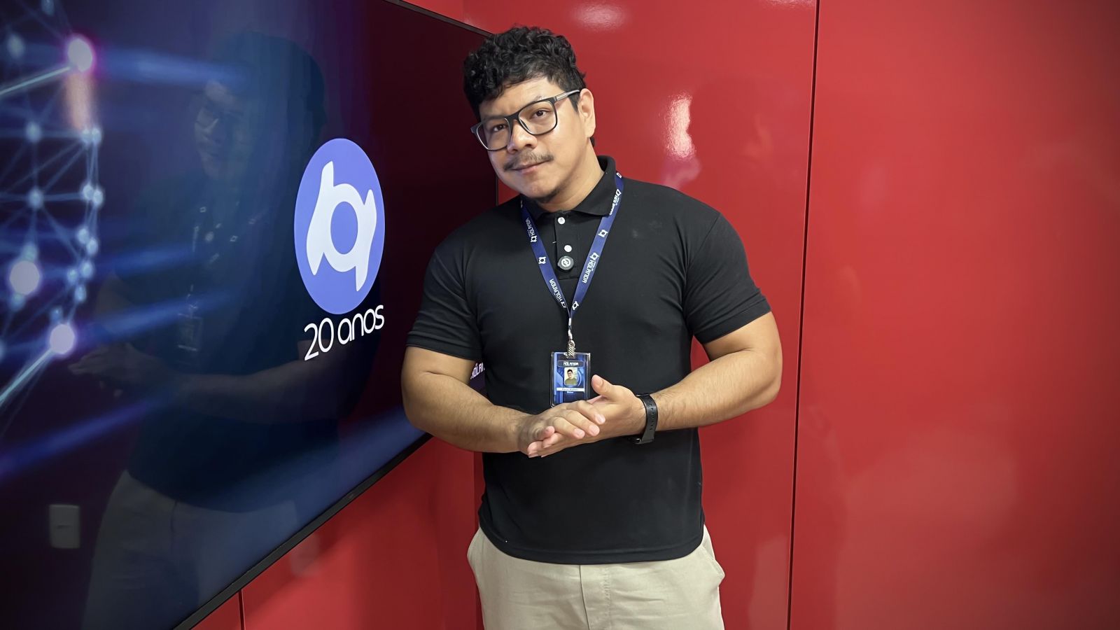 O apresentador do Banzeiro dos Famosos, Paulo Rabelo, direto dos est&uacute;dios do Portal do Holanda. Produ&ccedil;&atilde;o: Andr&eacute; Prot&aacute;zio e Paulo Rabelo. Roteiro: Glauci Alencar.