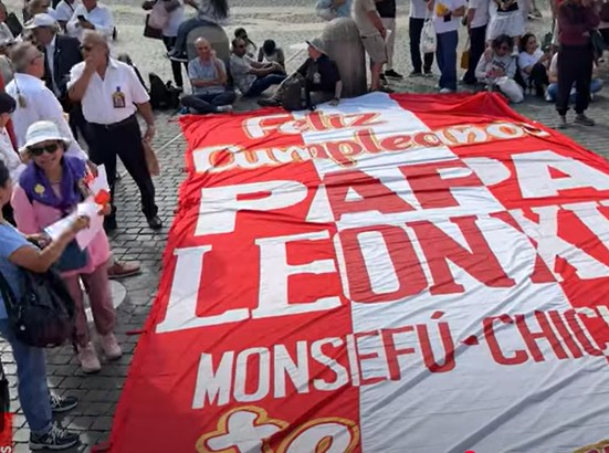 Fi&eacute;is fazem homenagens - Foto: Vatican News
