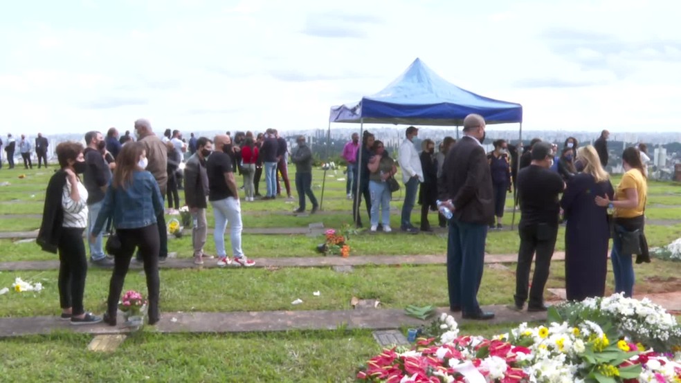 Corpo de. Tom Veiga foi enterrado nesta quarta-feira - Foto: Reprodu&ccedil;&atilde;o/ TV Globo