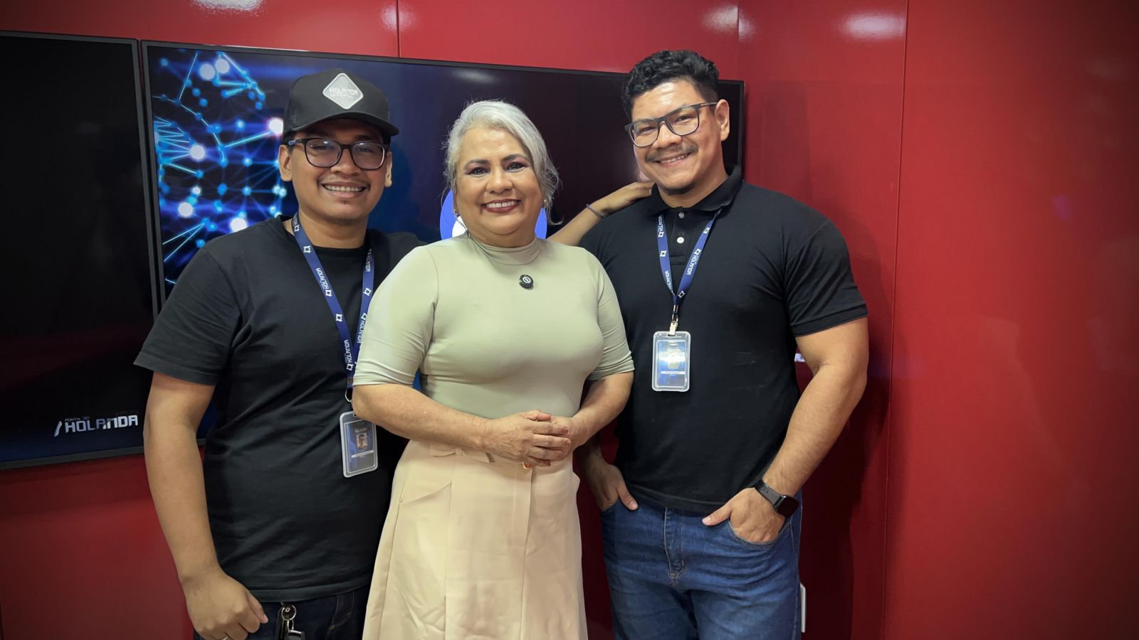 A apresentadora Ednilza Guedes, nos est&uacute;dios do Portal do Holanda, ao lado dos dois produtores do quadro Leia a Bula, Andr&eacute; Prot&aacute;zio e Paulo Rabelo.