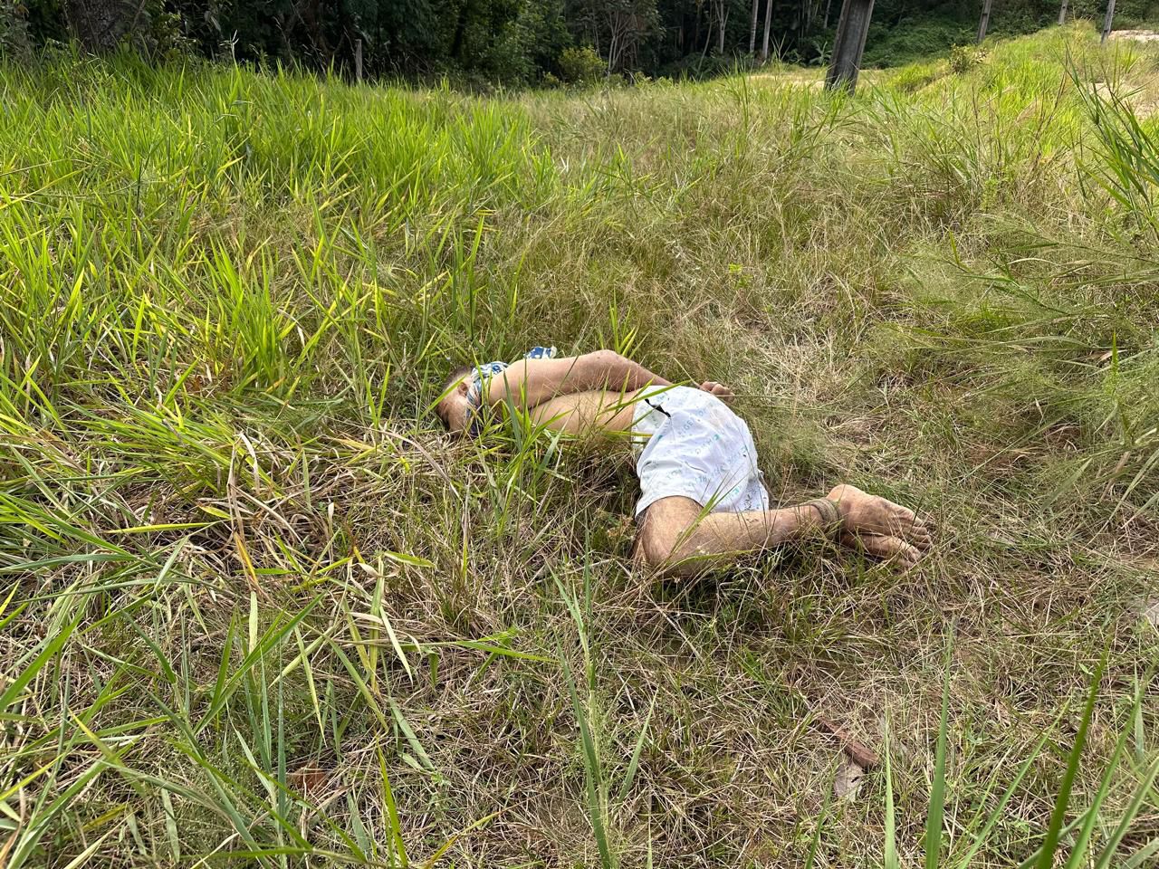 Ele estava com a camisa amarrada ao pesco&ccedil;o - Foto: Jander Robson/Portal do Holanda