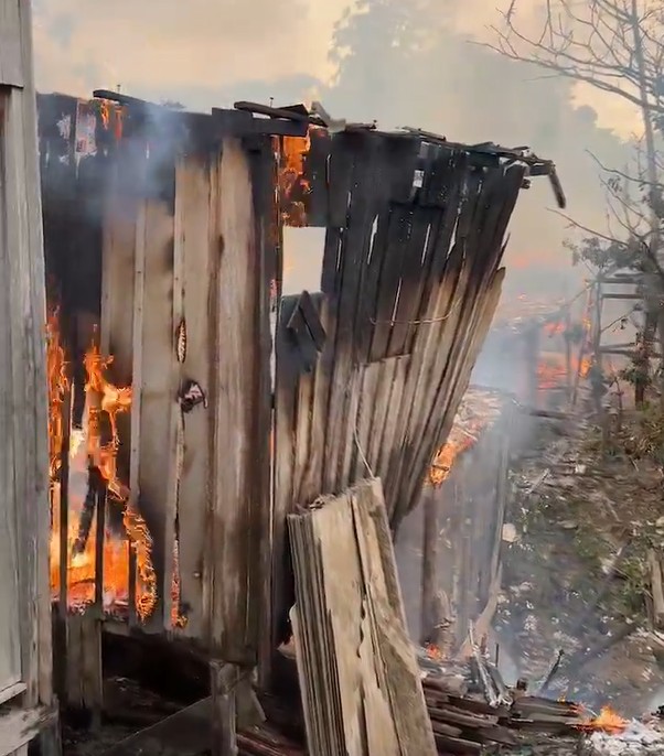 Inc&ecirc;ndio destruiu completamente o im&oacute;vel - Foto: Neto Silva/Portal do Holanda