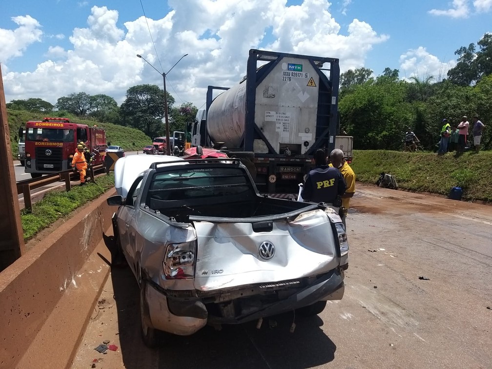 Engavetamento com 12 ve&iacute;culos na rodovia Fern&atilde;o Dias (BR-381), em Minas. &mdash; Foto: Elton Lopes / TV Globo
