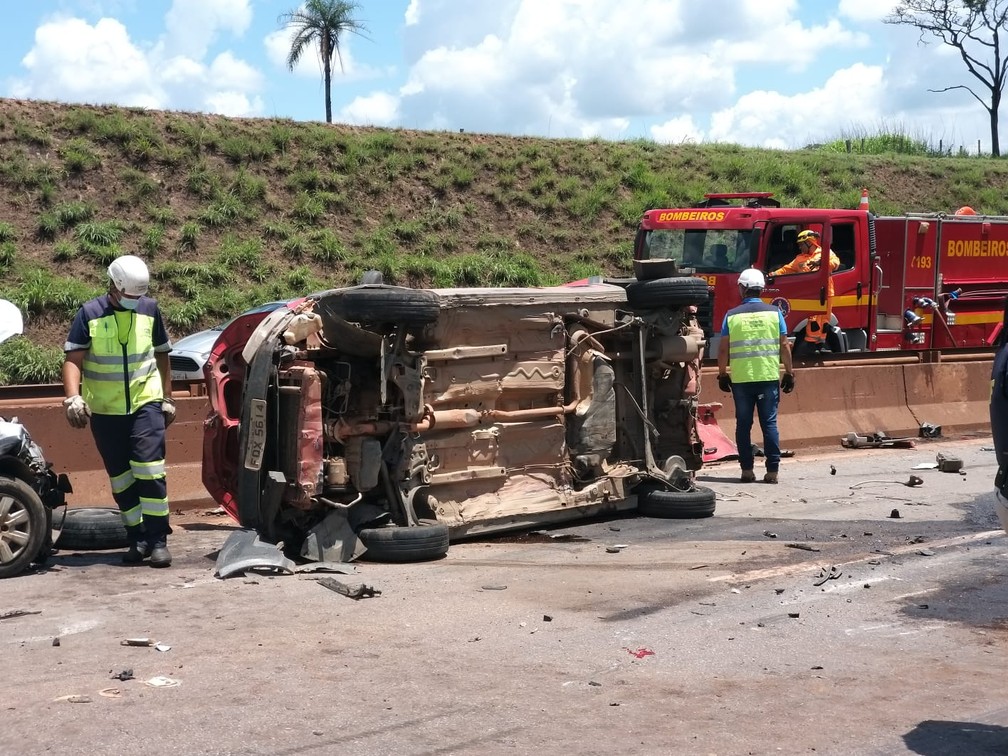 Engavetamento com 12 ve&iacute;culos na rodovia Fern&atilde;o Dias (BR-381), em Minas. &mdash; Foto: Elton Lopes / TV Globo