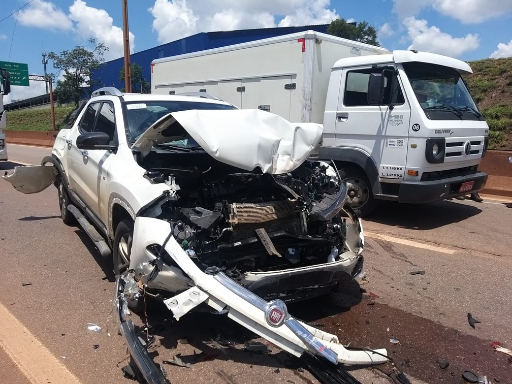 Engavetamento com 12 ve&iacute;culos na rodovia Fern&atilde;o Dias (BR-381), em Minas. &mdash; Foto: Elton Lopes / TV Globo