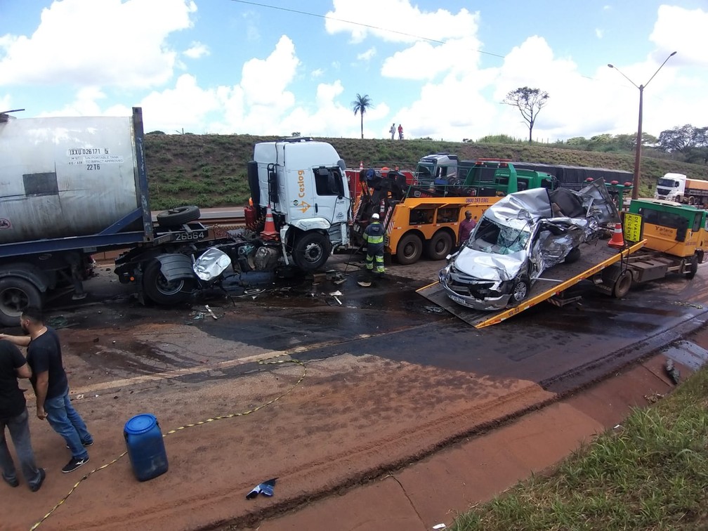 Engavetamento com 12 ve&iacute;culos na rodovia Fern&atilde;o Dias (BR-381), em Minas. &mdash; Foto: Elton Lopes / TV Globo
