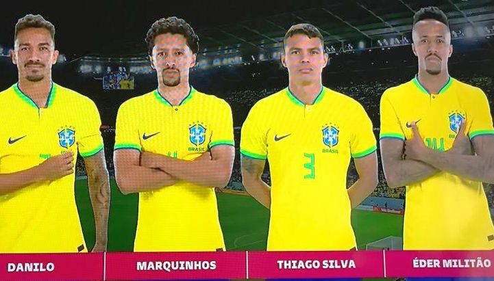 Zaga brasileira monta jogadas - Foto: Reprodu&ccedil;&atilde;o