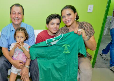  Omar e família prestigiam reinauguração da quadra da Aparecida