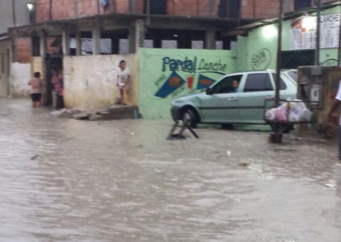Pessoas ficam ilhadas, casas alagam numa terça de muita chuva  em Manaus