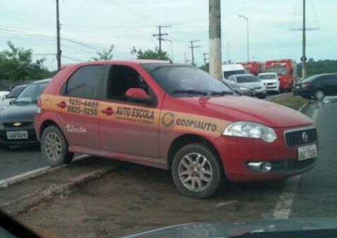 Carro de auto escola passa cima de canteiro central para fugir de congestionamento