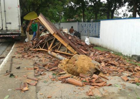 Caminhão destrói parada de ônibus e faz vítima