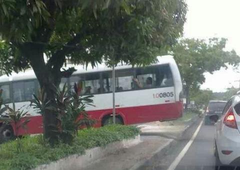 Rapidinhas do domingo: Carro pega fogo, ônibus arrebenta carro, Ônibus executivo atravessa canteiro