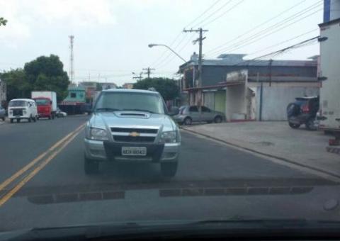 Veículo é estacionado no meio da rua na Cachoeirinha