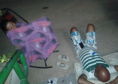 Pais dormem na frente de escola para conseguir matrícula