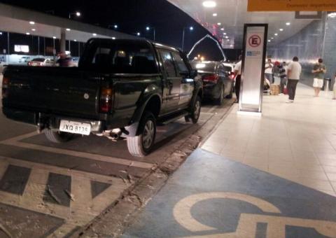 Carro oficial estaciona em vaga para deficiente