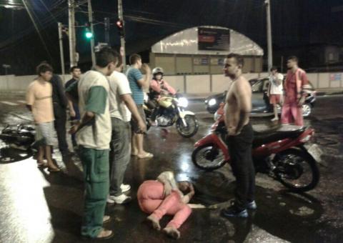 Moto bate em carro e deixa casal gravemente ferido