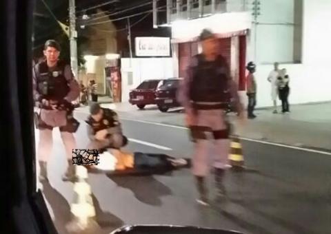 Por causa da namorada, homem se atira em frente de carro, mas não morre  