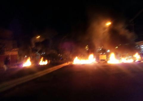 Rotina da falta de energia em Manaus leva consumidores a bloquear ruas e protestar