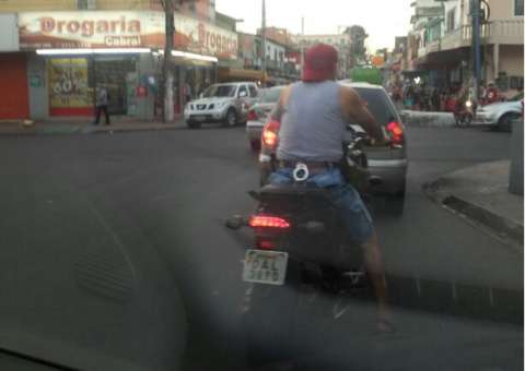 Motoqueiro com algema é flagrado sem capacete