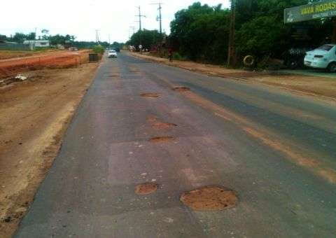 Buracos são o principal problema dos  motoristas que cruzam a ponte Rio Negro