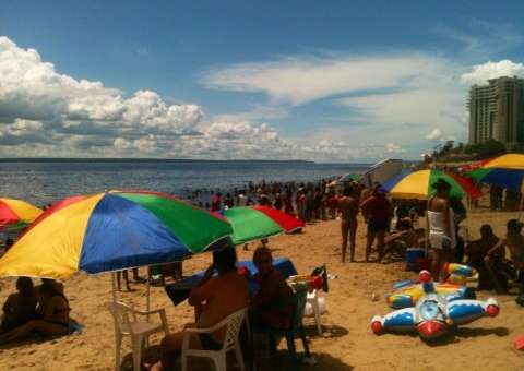 Natal na Ponta Negra: banhistas ignoram lixeiras