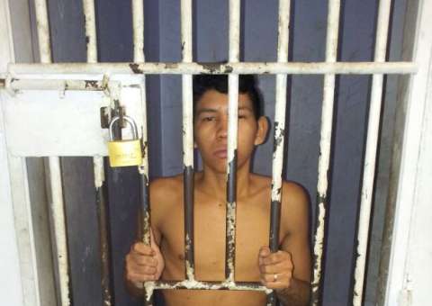 Ladrão invade comércio mas é pego pela orelha