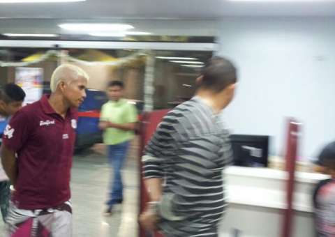 Flagrados com arma  e celulares dentro de presídio em Manaus