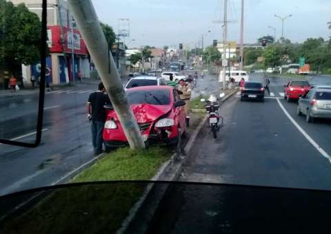 Motorista perde controle da direção e bate com carro em poste