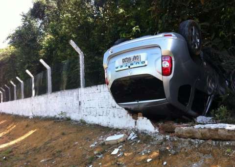 Motorista foi atender o celular e capotou