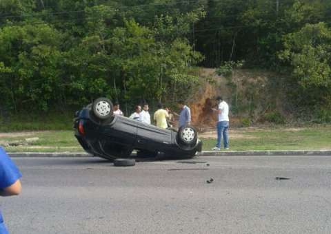 Mulher dorme ao volante e capota no Tarumã