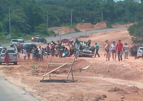Carro tenta ultrapassagem e capota na Manoel Urbano
