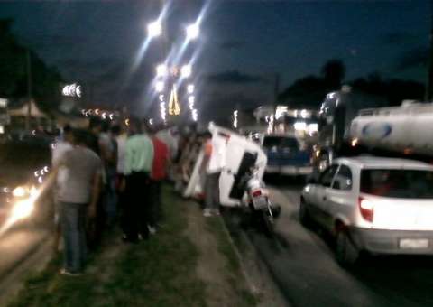 Carros colidem e cinco pessoas ficam feridos na Max Teixeira 