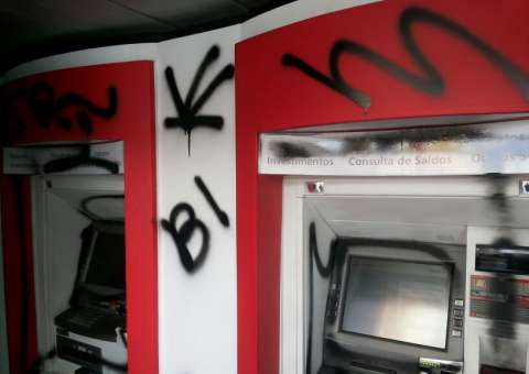 Caixa eletrônico é totalmente pichado em Manaus