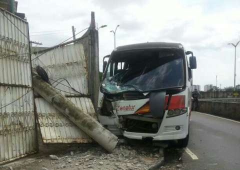 Ônibus da Zenatur deixa 3 mil pessoas sem energia
