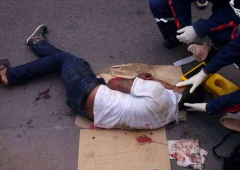 Motoqueiro bate em kombi, cai e é atropelado