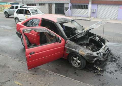 Curto-circuito incendeia carro na Cidade Nova