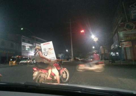 Quem não pode ir de táxi, vai de moto