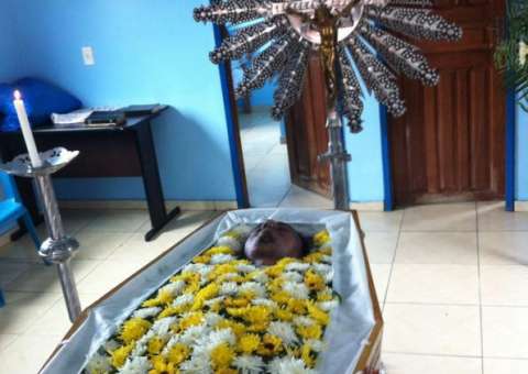 Vídeo mostra taxista sendo retirado após ser morto