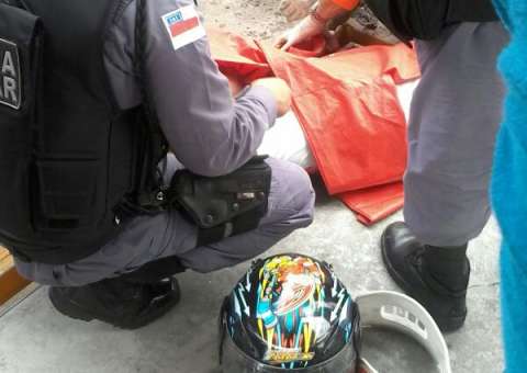 Motoqueiro tomba e prende o braço em posto de gasolina